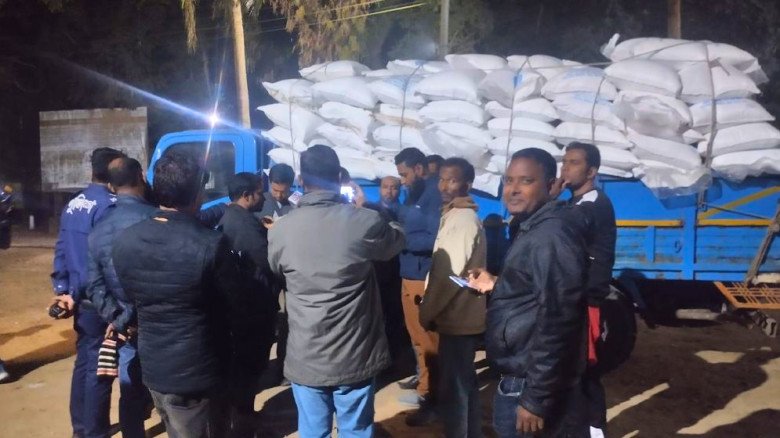 গাইবান্ধায় সরকারি ইউরিয়া সার পাচারের সময় ট্রাকসহ ২০০ বস্তা সার জব্দ...