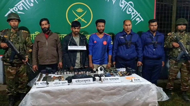 মাদারীপুরে যৌথ অভিযানে মাদক ও দেশীয় অস্ত্রসহ ৪ জন আটক...