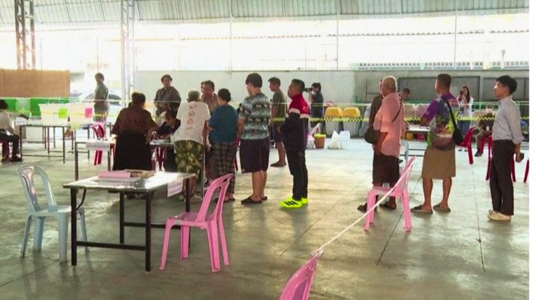 থাইল্যান্ডে জাতীয় নির্বাচন শুরু, সংবিধান সংস্কার নিয়ে গণভোটেও অংশ নিচ্ছে জনগণ...