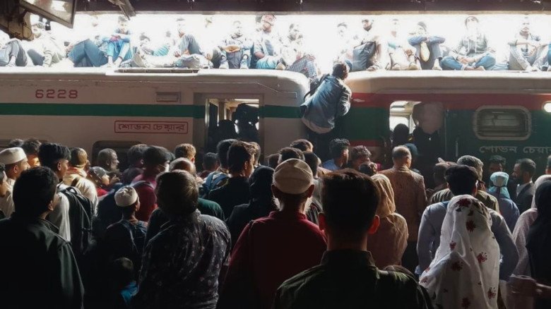 ভোটের ছুটিতে ঘরে ফেরা মানুষের ঢল, বাস-ট্রেন টার্মিনালে উপচে পড়া ভিড়...