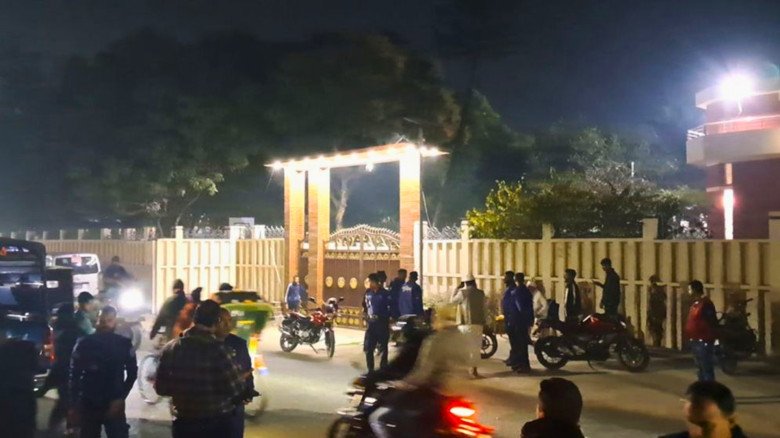 গোপালগঞ্জে ডিসির বাসভবনের সামনে ককটেল বিস্ফোরণ, আতঙ্কে এলাকাবাসী...