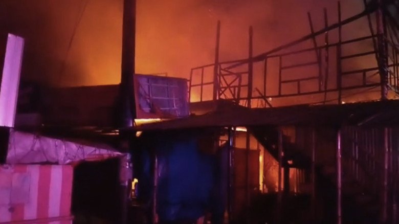 পূর্বাচল নীলা মার্কেটে ভয়াবহ আগুন: মুহূর্তেই পুড়ে ছাই ৫ দোকান, কোটি টাকার ক্ষতি...