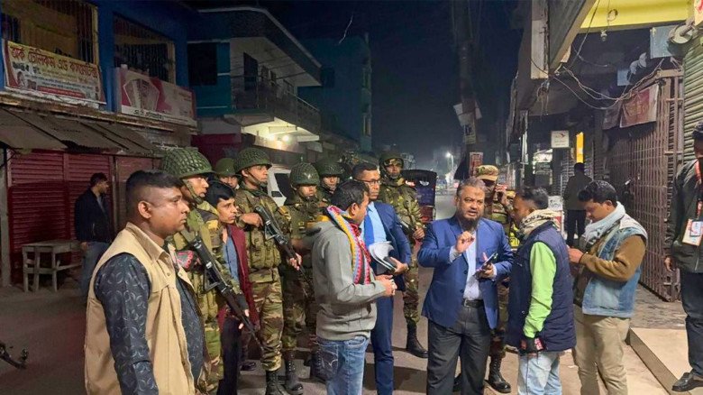 ঝিনাইদহে ভোটকেন্দ্রে ২৩টি স্বাক্ষরিত ফলাফল শিট জব্দ, নতুন শিট তৈরির নির্দেশ...