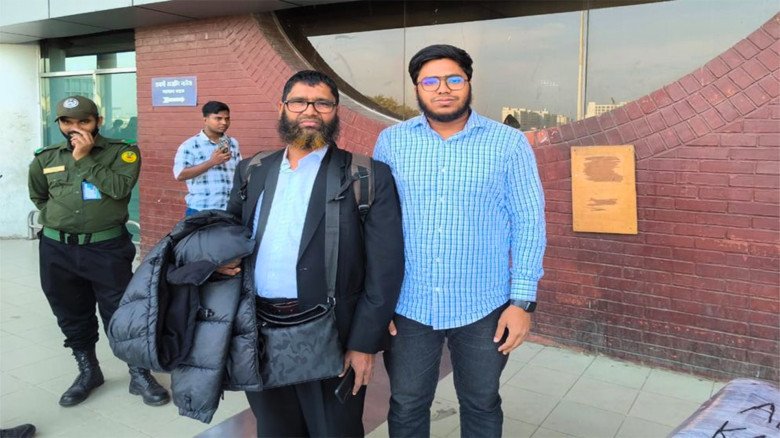 এক যুগ পর দেশে ফেরা প্রবাসী বাবার কান্না ছুঁয়ে গেল বিমানবন্দর...