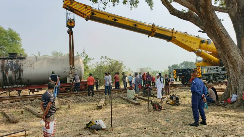 চাঁপাইনবাবগঞ্জে তেলবাহী ট্রেনের ৪ বগি লাইনচ্যুত, রাজশাহী–রহনপুর রুটে সাময়িক রেল চলাচল বন্ধ...